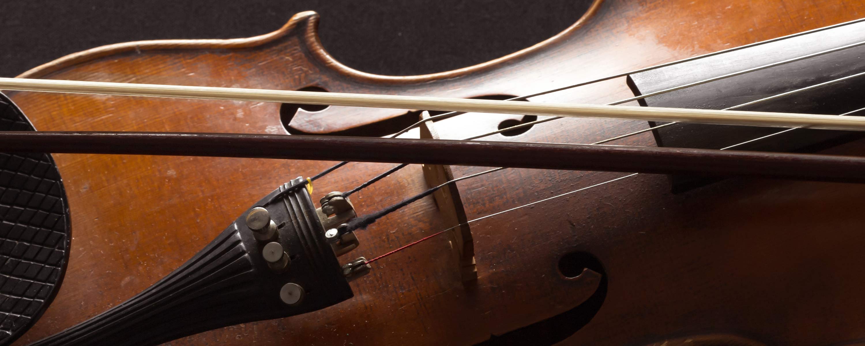 sinphonica-old-violin@2x.jpg